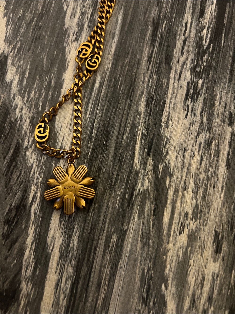 Gucci Gold-Tone Chain Necklace with Pink Flower Pendant - Picture 2 of 3
